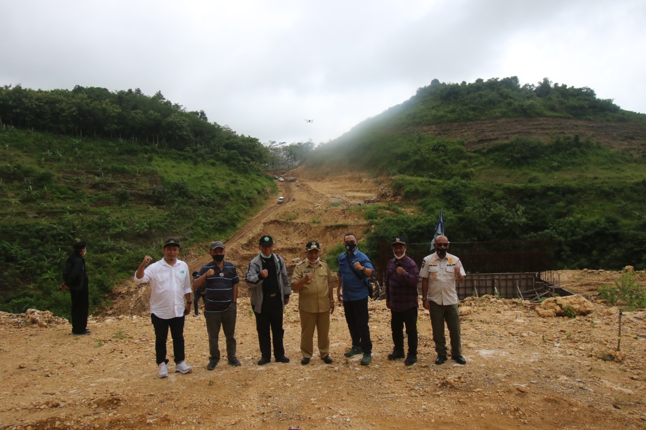 Rombongan Bupati Malang Sanusi saat melihat perkembangan pembangunan JLS di Jembatan Umbul Kaji lot 9 Kabupaten Malang. (Darmono/Radar Malang)
