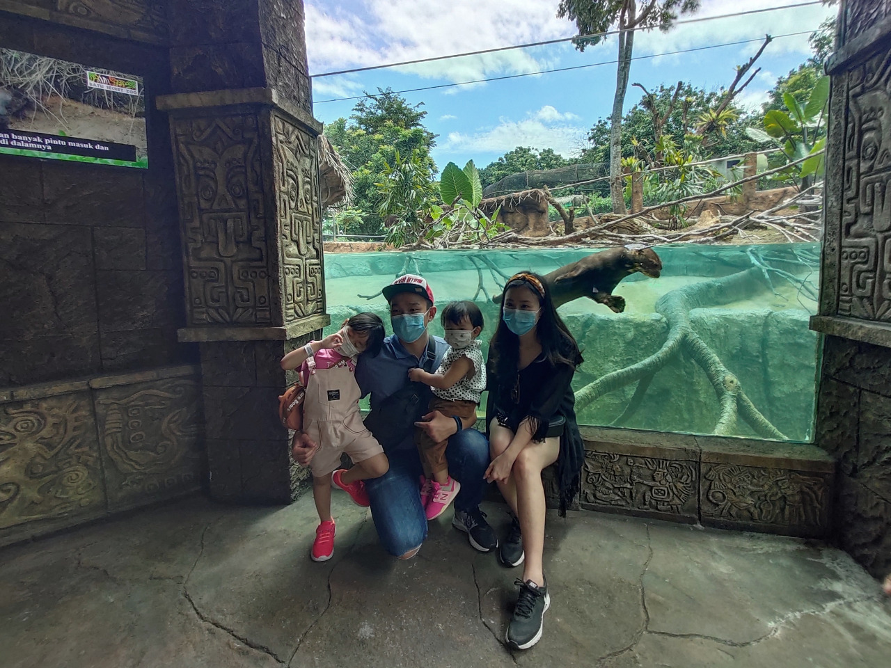 Pengunjung Batu Secret Zoo berfoto di depan giant otter yang diberi nama Chico. (Foto JTP Group for Radar Malang)