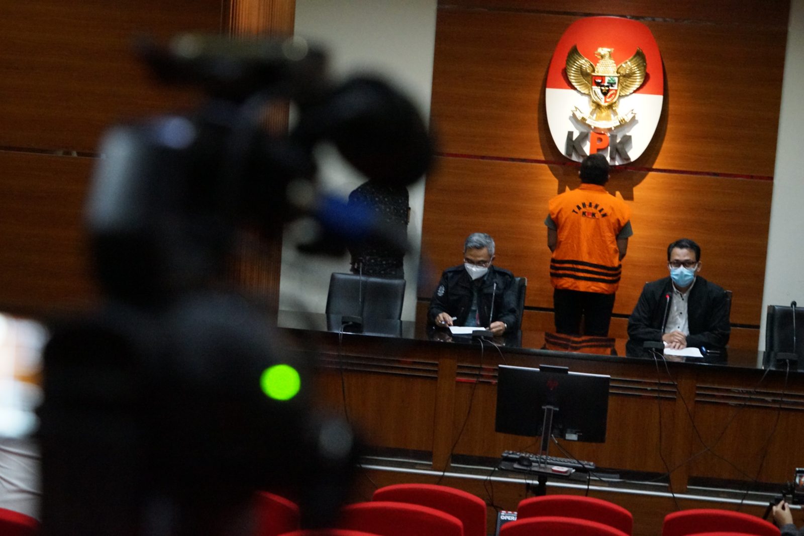 KPK menetapkan dan melakukan penahanan terhadap tersangka FY terkait dugaan tindak pidana korupsi dengan sengaja mencegah dan merintangi atau mengagalkan baik langsung ataupun tidak langsung dalam penyelidikan perkara Nurhadi. (Twitter @KPK_RI)