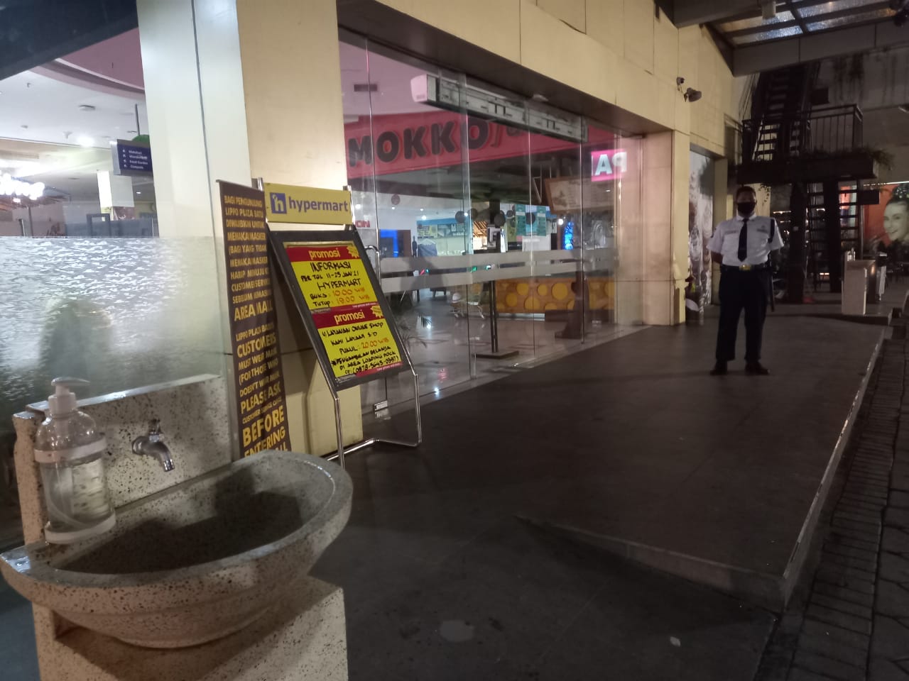 Petugas keamanan Lippo Plaza Batu berjaga di depan mal. (Dokumen Radar Malang)