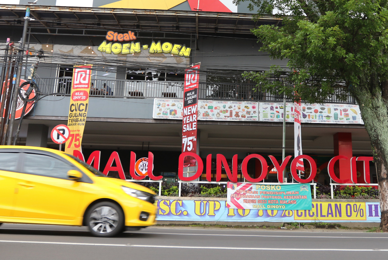 Untuk meningkatkan penjualan, tenant-tenant di Mall Dinoyo City juga memanfaatkan aplikasi e-commerce. (Darmono/Radar Malang