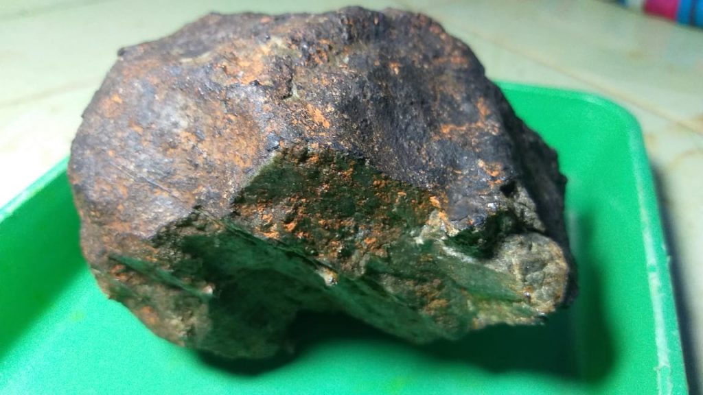 Batu meteorit yang jatuh menimpa rumah warga (istimewa)
