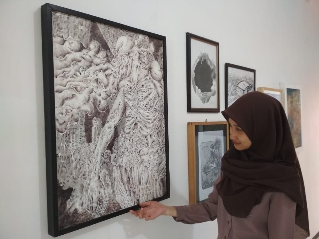 Salah satu lukisan yang dipamerkan dalam pameran seni bertajuk Kaleidoskop. (Wildan Agta A / Radar Malang)