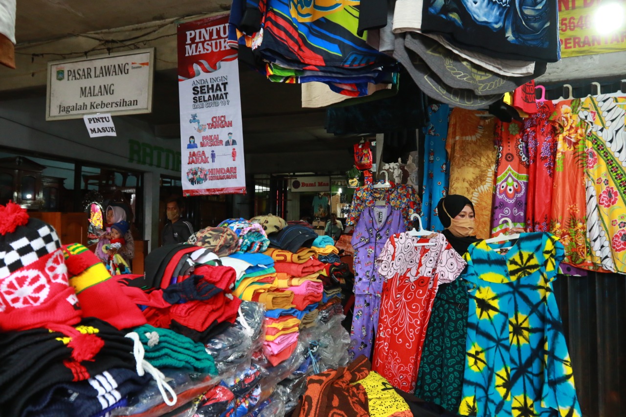 Sejumlah pedagang menyiapkan dagangannya di pintu masuk Pasar Lawang. (Rubianto/Radar Malang)