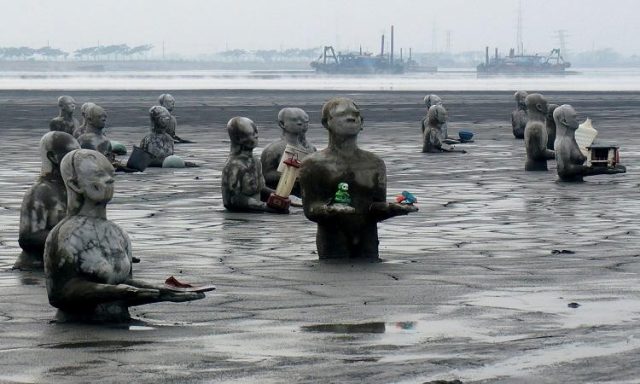 Patung manusia lumpur Lapindo (Google Image)