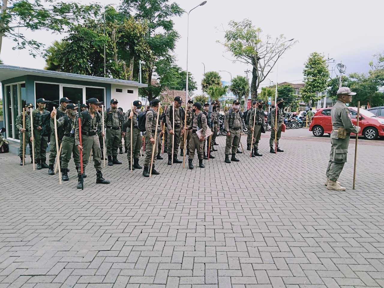 Personel Satpol PP Kota Batu saat apel siaga dan akan ditempatkan di Alun-Alun Kota Batu. (Imam N/Radar Malang)