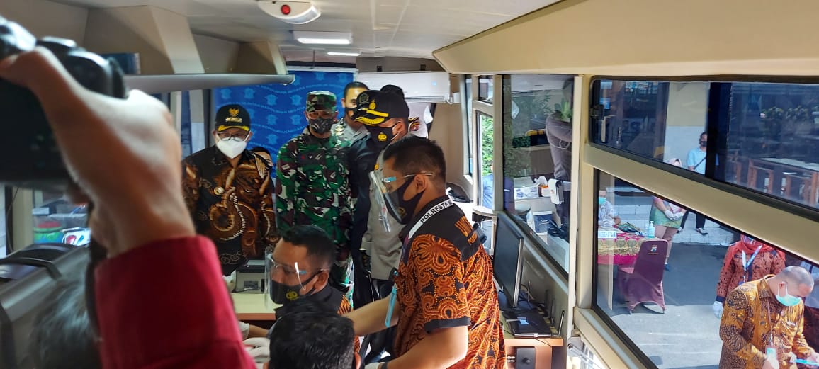 Bagian dalam bus layanan SIM Keliling Polresta Malang Kota. (Biyan M/Radar Malang)