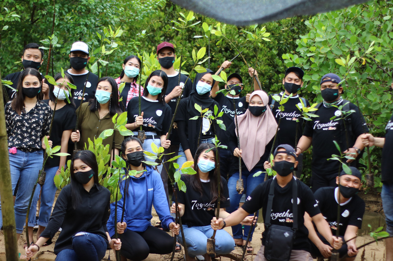 Karyawan The 101 OJ Hotel Malang melakukan penanaman mangrove di Pantai Clungup, Senin (22/2). (ist)