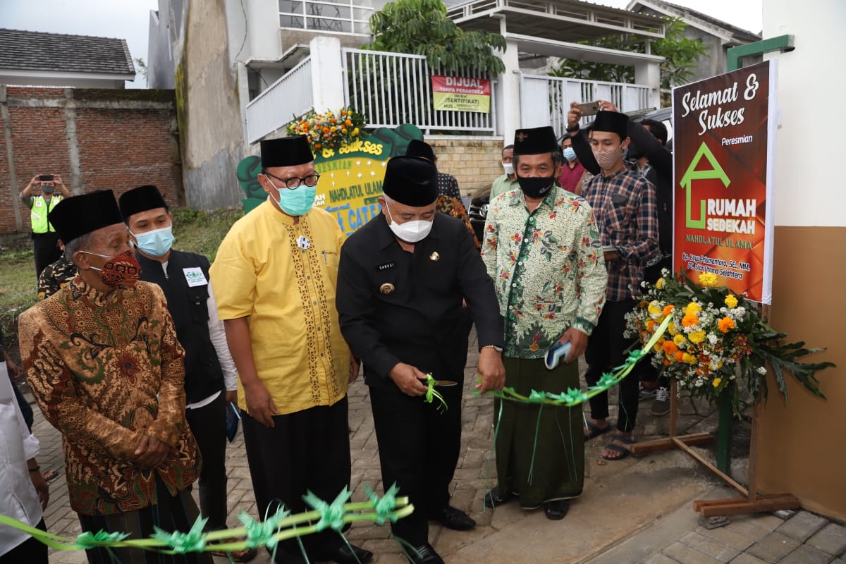 Bupati Malang Sanusi saat meresmikan Rumah Sedekah NU hari ini (15/2) didampingi Rektor Unisma Prof Dr H Masykuri Bakri MSi. (Achmad Fikyansyah/Radar Malang)
