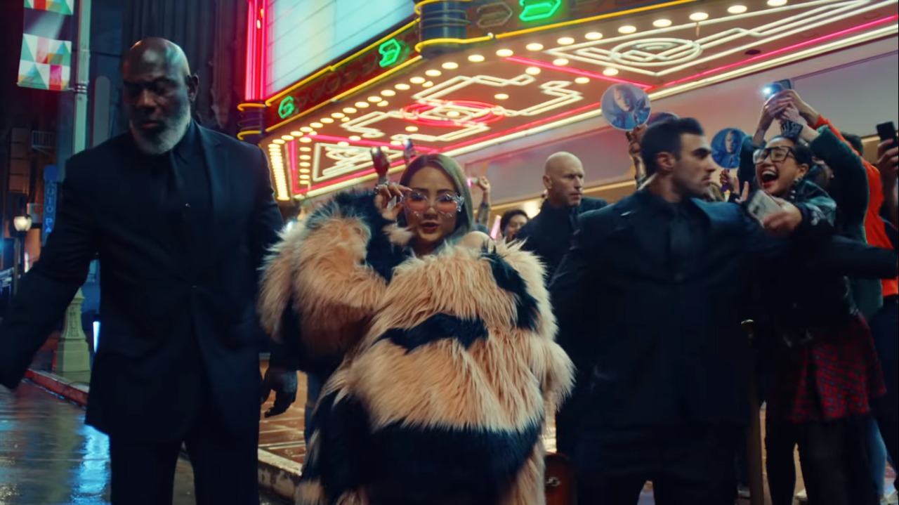 CL saat tampil di iklan restoran cepat saji Taco Bell. (Source: Screenshoot Youtube)