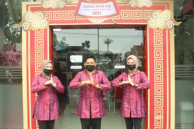 JNE memberikan angpao untuk pelanggan setia diperayaan imlek tahun ini (ist)