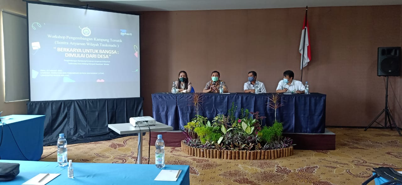 Sekretaris LP2M Dr Ahmad Munjin Nasih SPd MPd (dua dari kiri) memberikan sambutan di workshop kampung tematik Sentra Anyaman Tasikmadu di El Hotel Malang.(Roisyatul Mufidah / Radar Malang)
