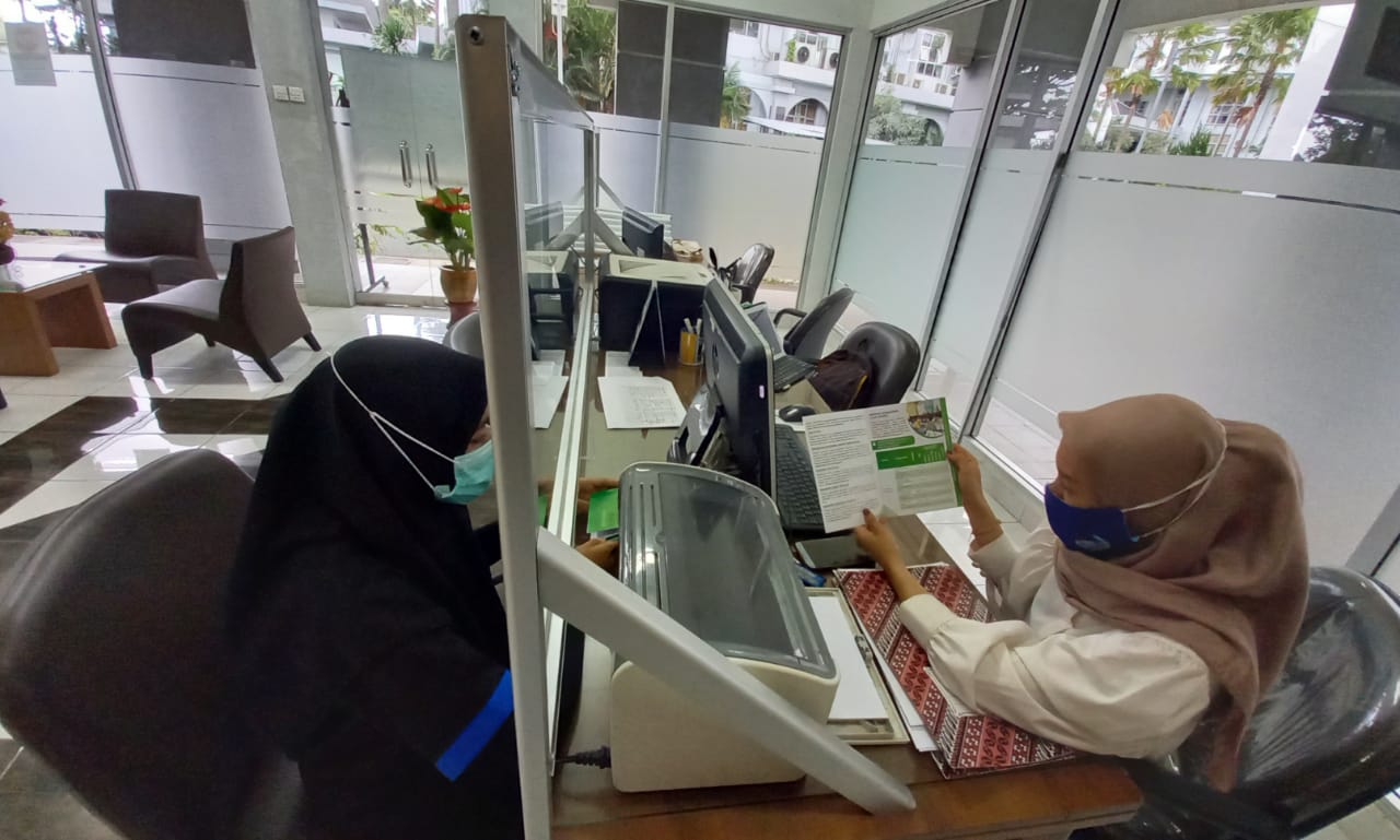 Ilustrasi camaba UIN Maliki Malang saat mencari informasi seputar pendaftaran mahasiswa baru. (Imam N/Radar Malang)