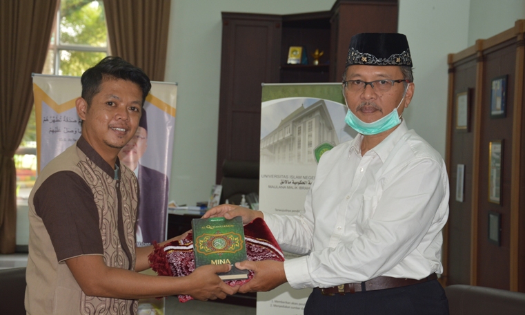 Rektor UIN Maliki Malang Prof Dr Abdul Harris MAg (kanan) bersama Riki yang baru menyatakan ikrar masuk Islam. (Rofia Ismania/Radar Malang)