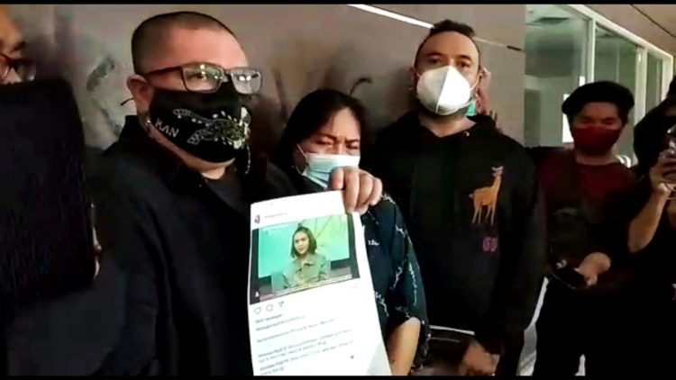 Keluarga Amanda Manopo bersama pengacara Razman Arif Nasution (Abdul Rahman/JawaPos/ist)