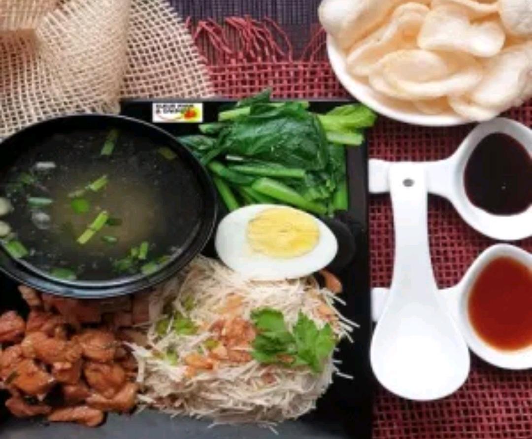 Menu lengkap Misua khas Pontianak di kedai Bubur Ayam dan Bakmoy Jempol Madyopuro. (istimewa)