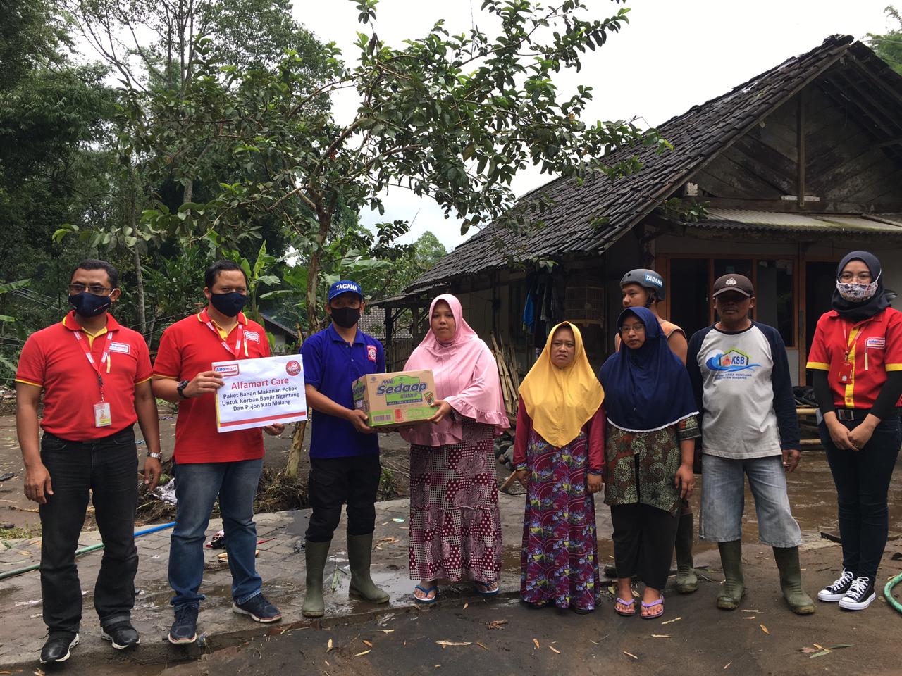 Penyerahan bantuan dari Alfamart untuk korban bencana alam di Pujon (istimewa)