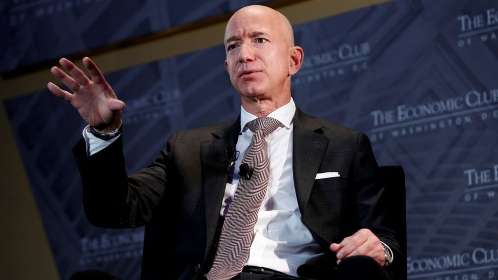 Pendiri Amazon Jeff Bezos memulai bisnisnya di online sejak 1994. (source: bbc.com)