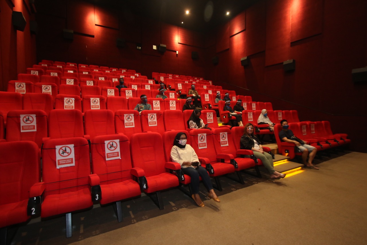 Bioskop hanya menjual tiket 50 persen dari kapasitas studio selama pandemi Covid-19 (Darmono / Radar Malang)