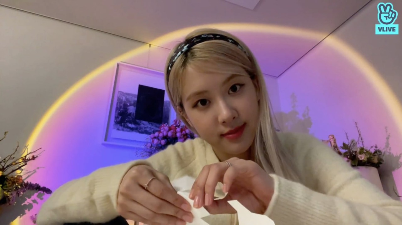 Rosé BLACKPINK selain merilis album solo, juga akan membuat saluran Youtube sendiri. (source: bbc)