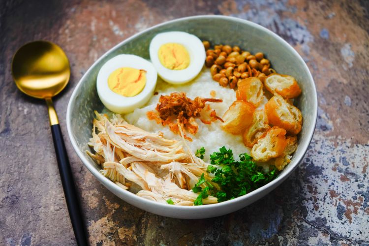 Ilustrasi menu bubur ayam yang tidak diaduk. (Sumber : Shutterstock)