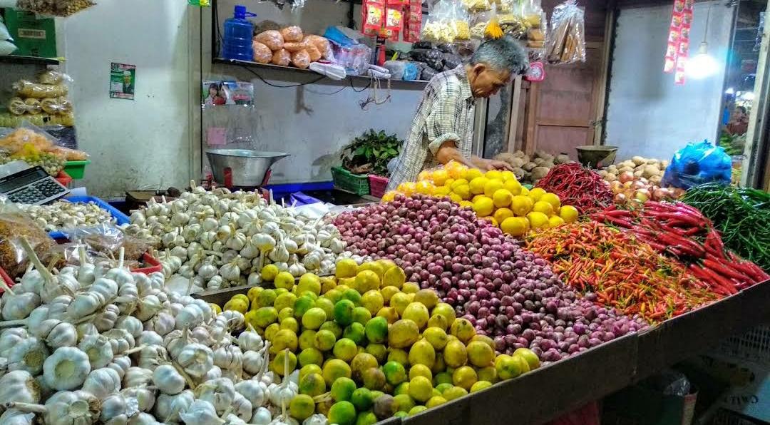 Pedagang Pasar Besar menyiapkan barang dagangannya, termasuk cabai rawit. (istimewa)