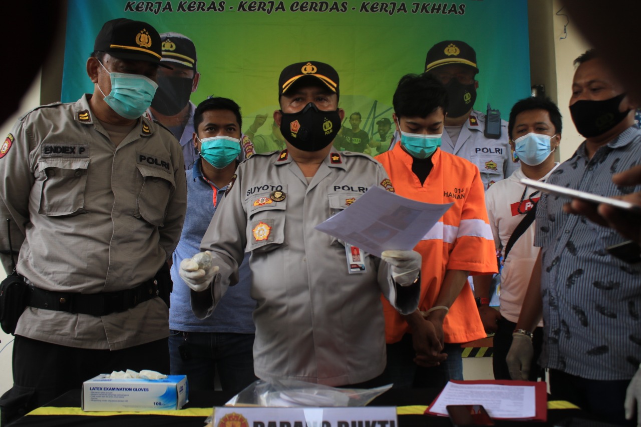 Kapolsek Sukun AKP Suyoto menunjukkan barang bukti dan tersangka kasus narkoba jenis ganja. (Loh Mahfud/Radar Malang)