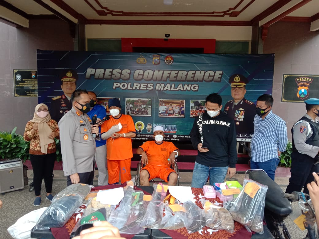Kapolres Malang AKBP Hendri Umar saat konferensi pers kasus carok Rabu (3/2). (Foto: Aditya Novrian)
