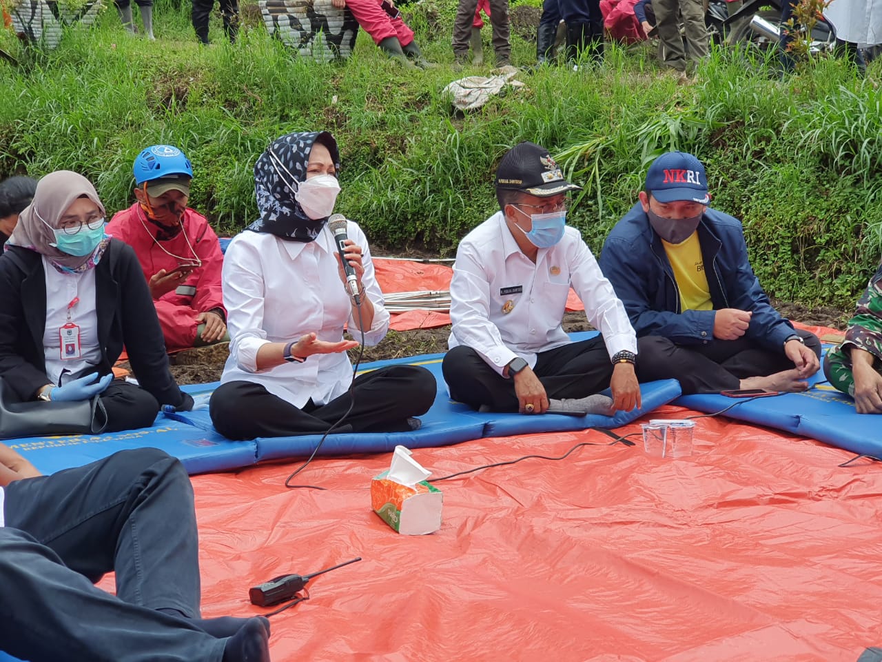 Wali Kota Batu Dewanti Rumpoko dan Wakil Wali Kota Batu Punjul Santoso saat berdialog dengan warga terdampak tanah longsor di Dusun Brau, Desa Gunungsari, Bumiaji, hari ini (3/2). (BPBD Kota Batu for Radar Malang)