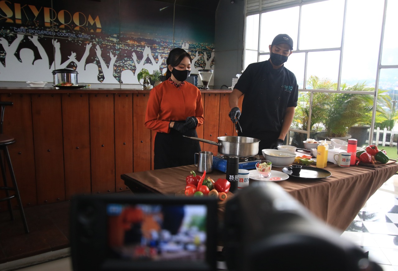 Chef Rizal saat meracik  olahan seafood cocktail salad dan chicken cordon bleu. (Laoh Mahfud/Radar Malang)