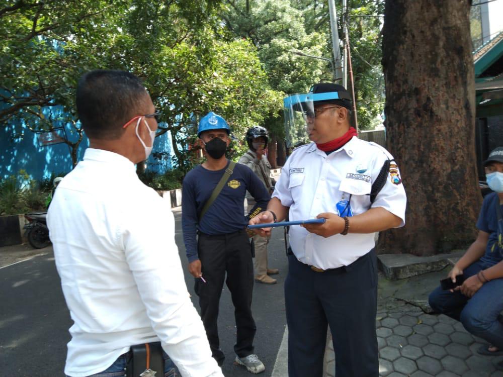 Petugas Dishub memberikan sosialisasi ke pelaku usaha di sekitar jalan Tangkuban Perahu. (Andika SP / Radar Malang)