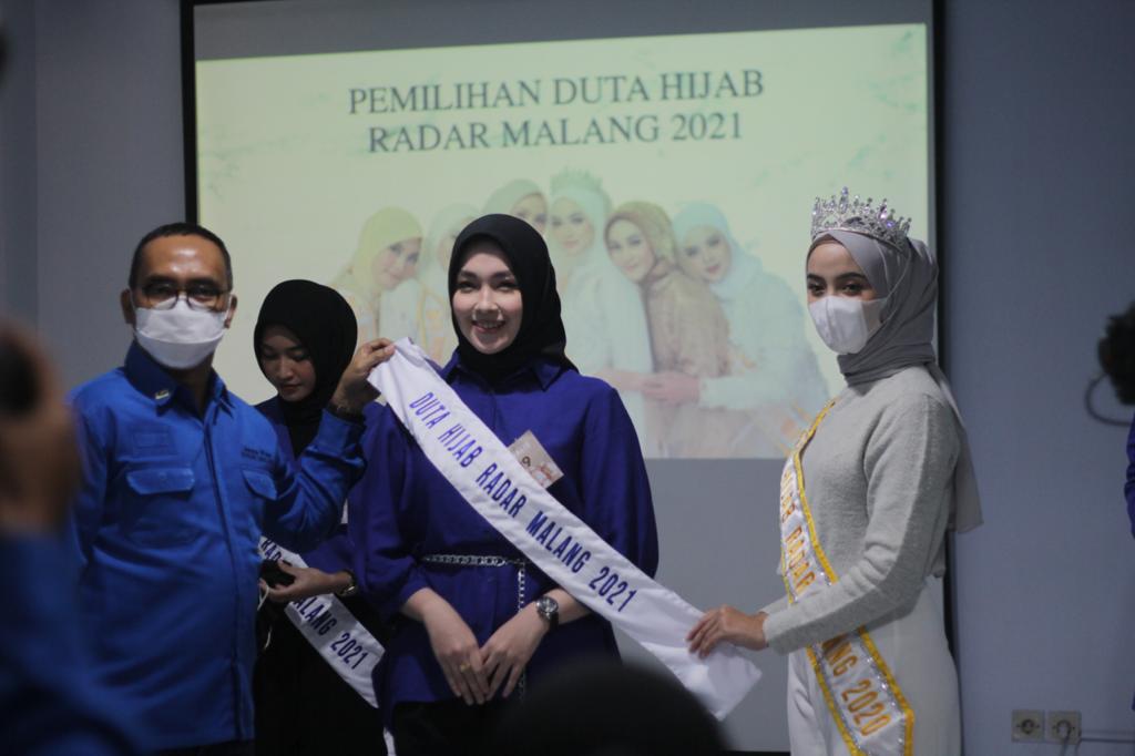 Penyematan slempang Duta Hijab Radar Malang 2021 untuk 20 finalis yang telah lolos seleksi oleh Direktur Jawa Pos Radar Malang Kurniawan Muhammad didampingi Ketua Paguyuban Duta Hijab Nyie Masayu (Roisyatul Mufidah / Radar Malang)