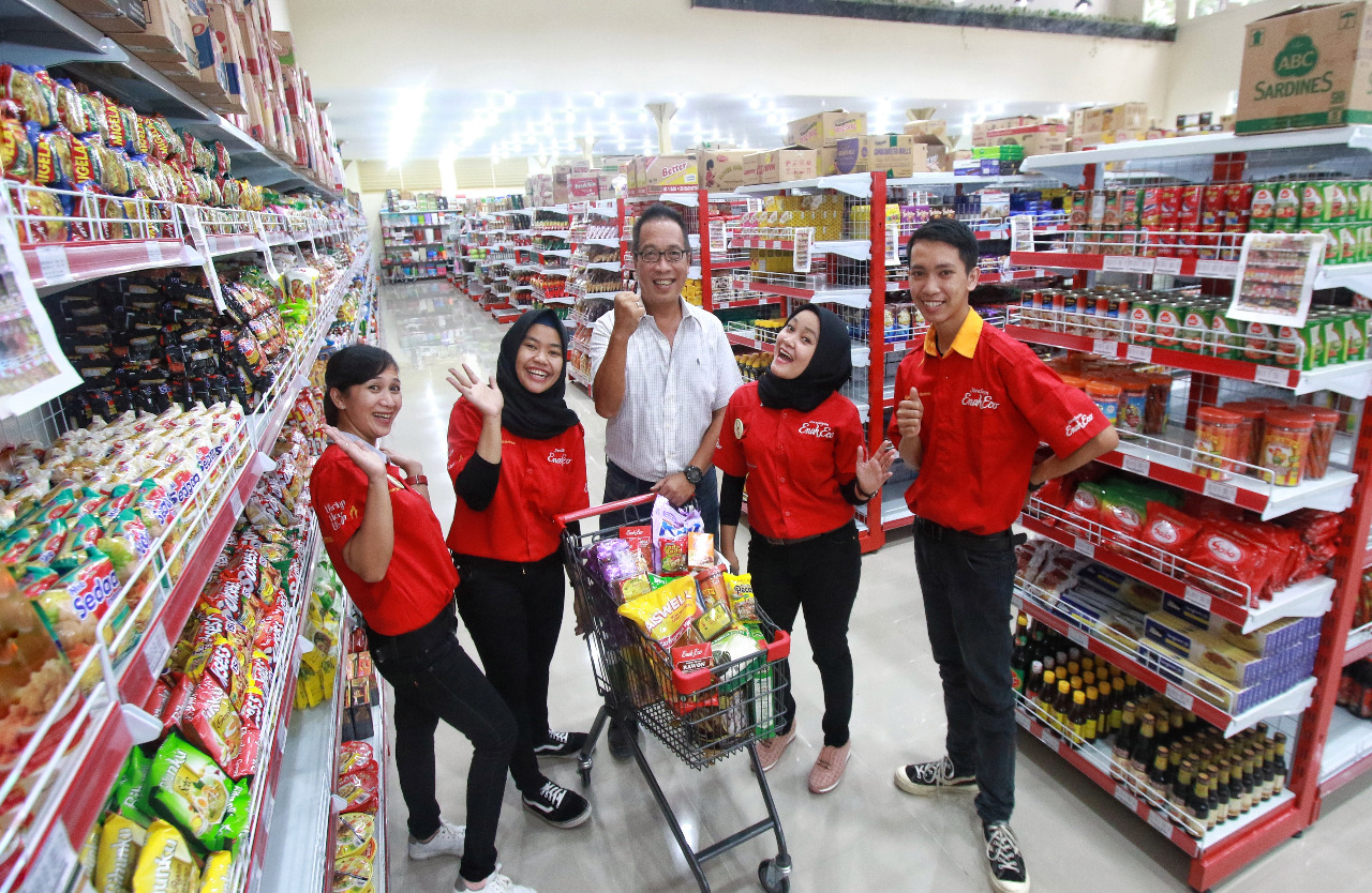Direktur Swalayan Enak Eco Tigor Teranggono (tengah) bersama sejumlah karyawan di swalayan terbaru Enak Eco kemarin (19/2). (Rubianto/Radar Malang)