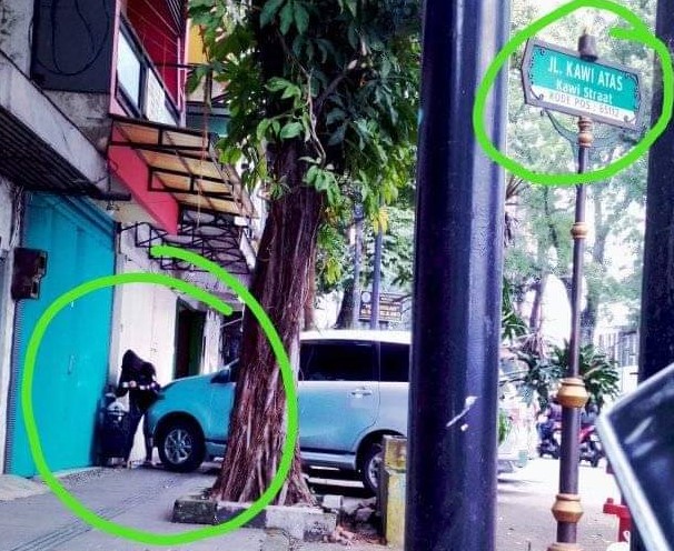 Seorang pejalan kaki kesulitan melewati trotoar di Jalan Kawi Atas, Kota Malang. (Bians for Radar Malang)