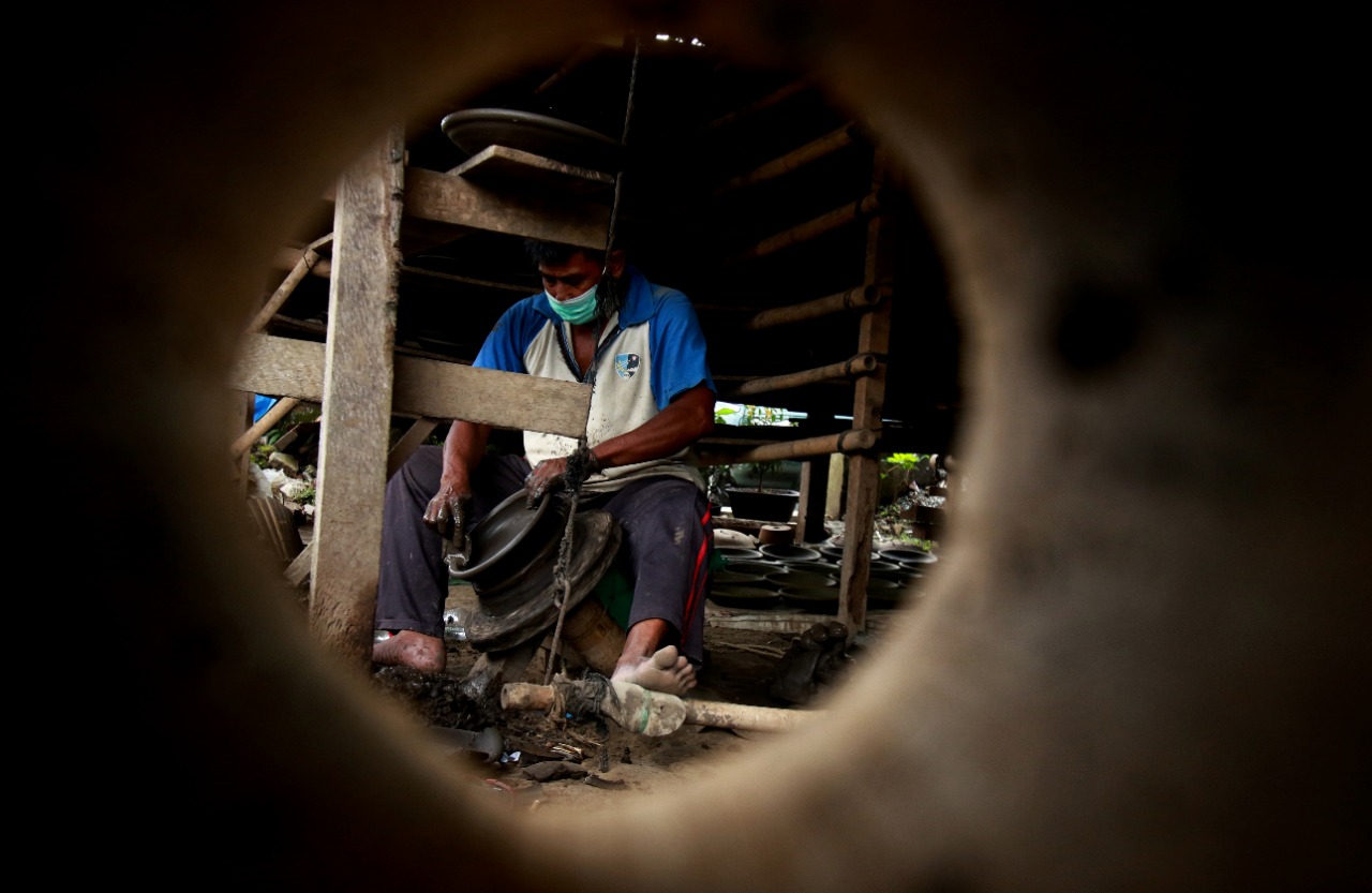 Perajin gerabah di Desa Pagelaran, Kecamatan Pagelaran, mengerjakan pesanan tembikar untuk pelanggan di kabupaten maupun luar kota. (Rubianto/Radar Malang)