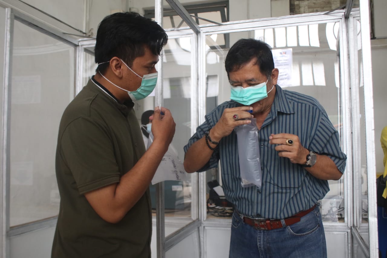 Calon penumpang kereta api menjalani rapid test GeNose di Stasiun Kota Baru Malang (Laoh Mahfud/Radar Malang)