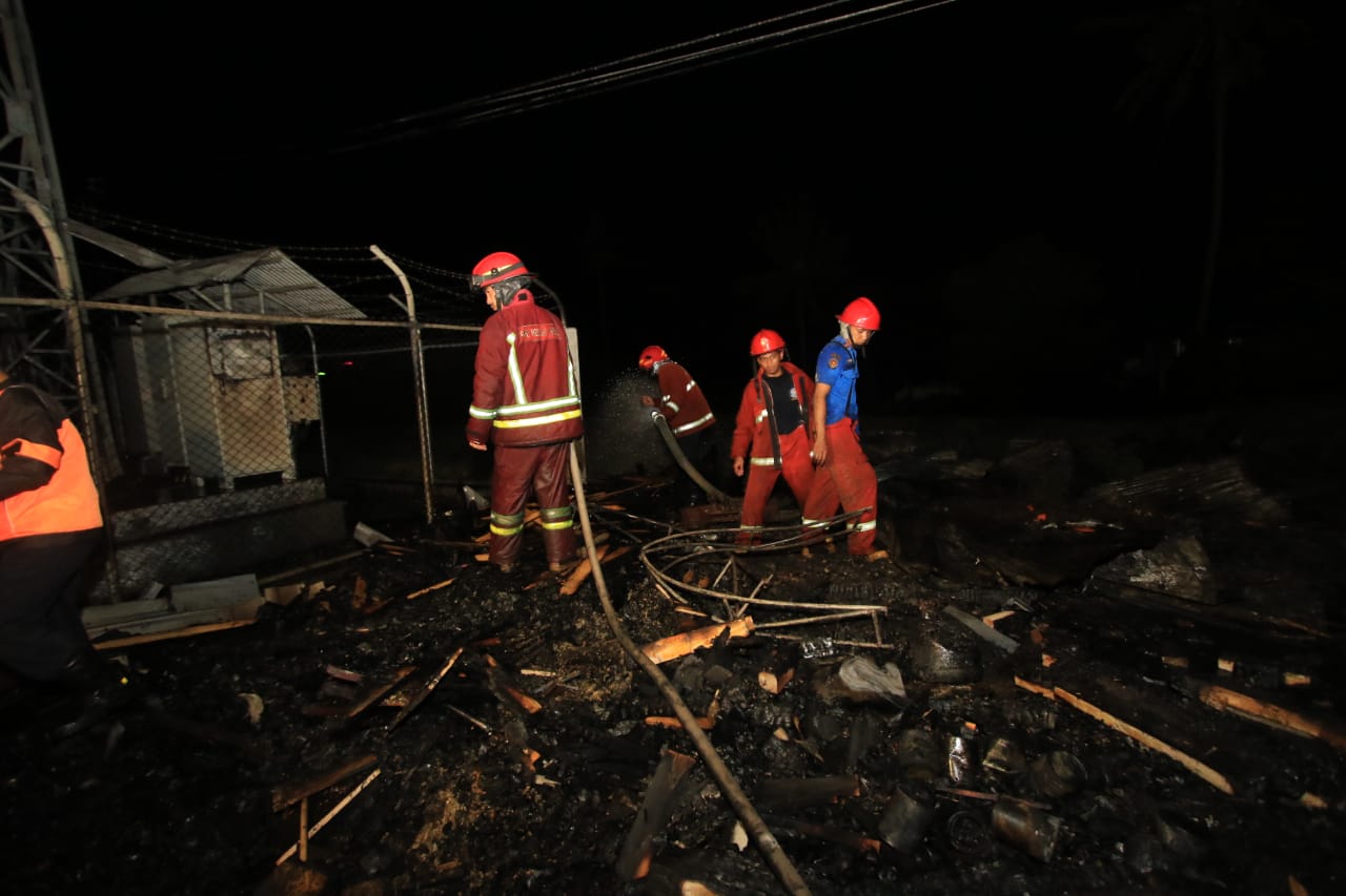 Petugas Damkar Kota Malang memeriksa lokasi kebakaran yang sudah berhasil dipadamkan. (Laoh Mahfud/Radar Malang)