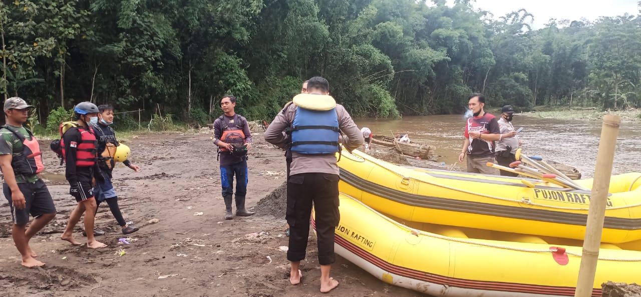 Petugas saat melakukan pencarian pasutri yang diduga hanyut di sungai Konto kemarin. (foto: istimewa)