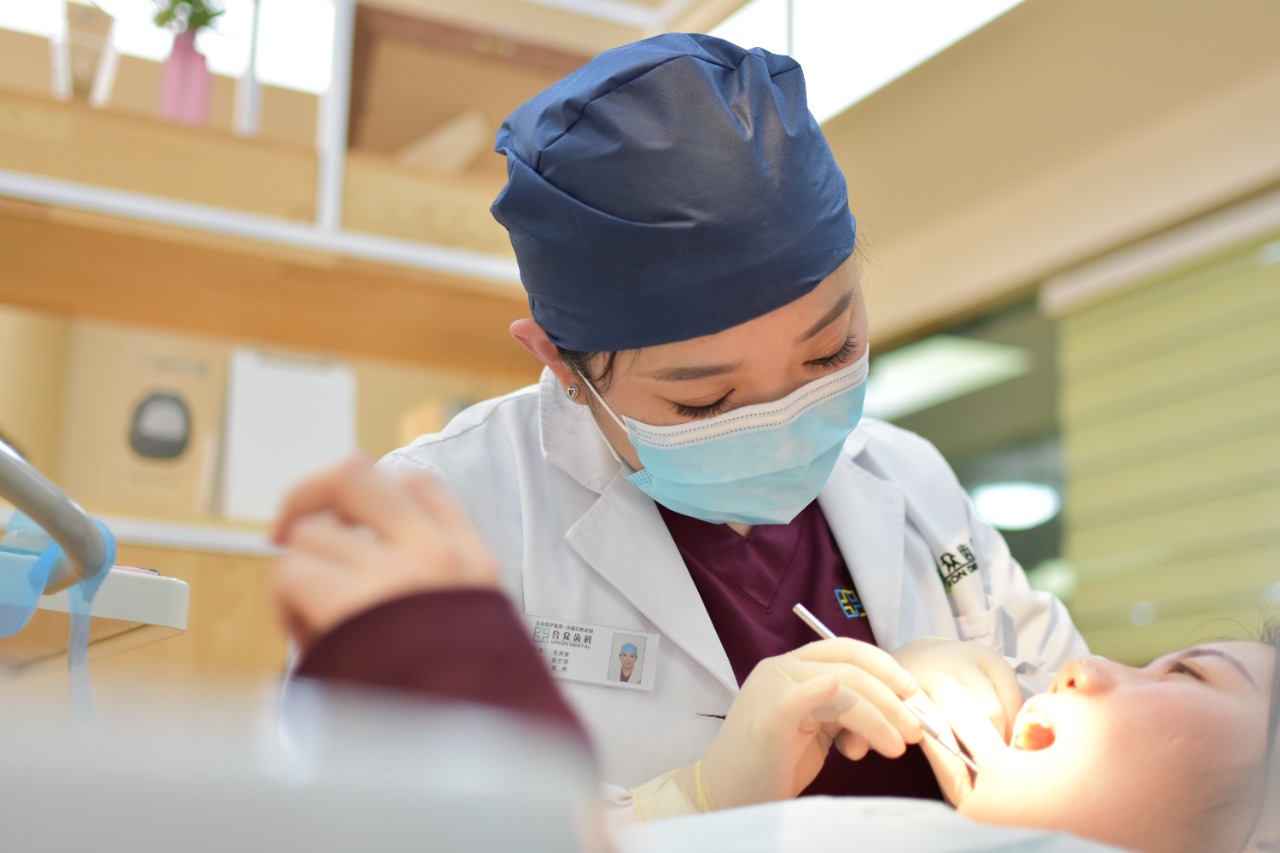 Ilustrasi dokter gigi memeriksa pasien (unsplash/ist)