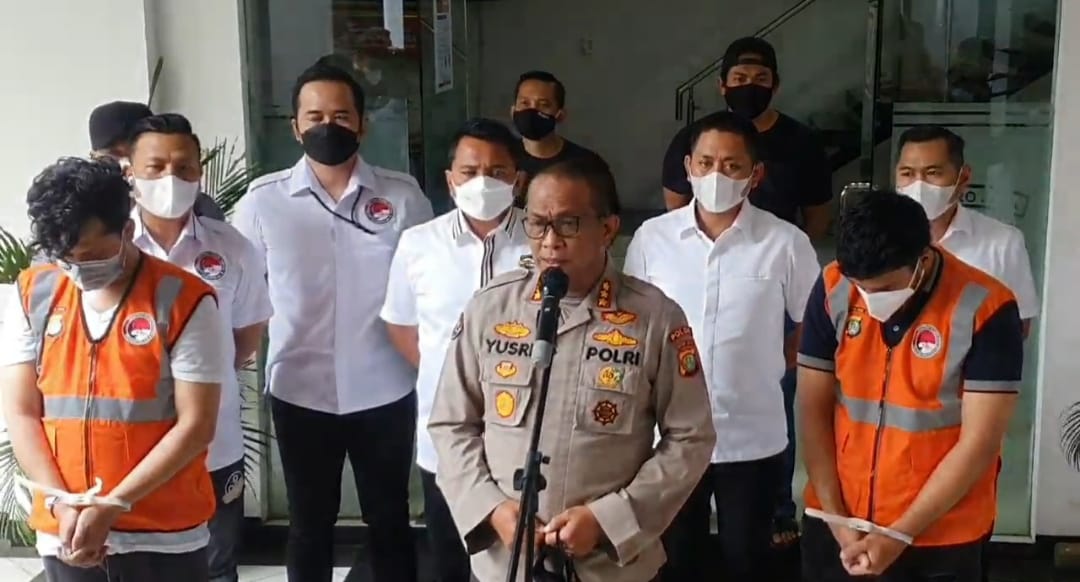 AK (Abdul Kadir) alias D Kadoor bersama F saat dihadirkan dalam konferensi pers di Direktorat Reserse Narkoba Polda Metro Jaya, Senin (1/2). ( IG @narkoba_metro)