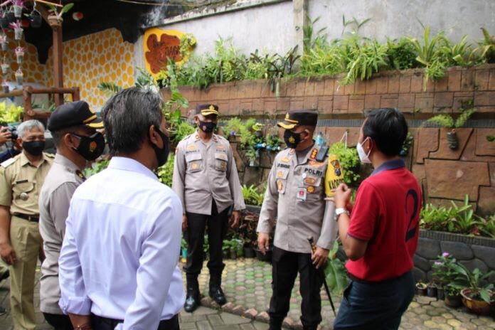 Kapolresta Malang Kota Kombes Pol Leonardus Simarmata saat mengunjungi salah satu kampung tangguh di Kota Malang. (Radar Malang)