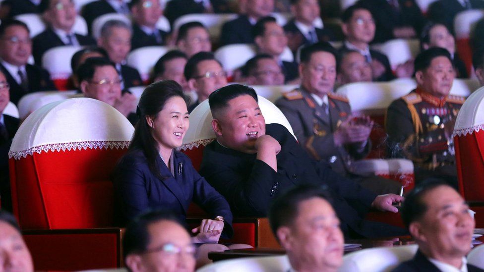 Kim Jong Un bersama istrinya, Ri Sol-ju (BBC/ist)