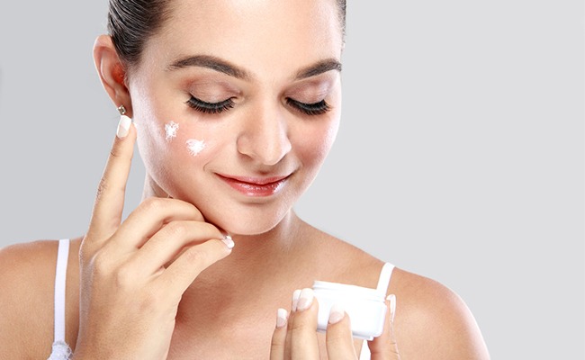 Ilustrasi penggunaan kosmetik yang mengandung hydroquinone harus dengan pengawasan dokter. (source:thinkstock)