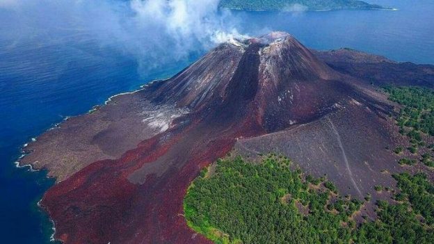 Anak Gunung Krakatau yang muncul setelah Gunung Krakatau meletus. (source: indonesia.go.id)