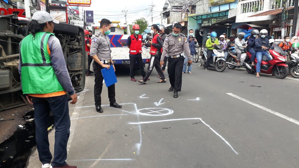 Olah TKP kecelakaan beruntun di Jalan Mayjen Panjaitan hari ini, Selasa (9/2) (Ubaidillah / Radar Malang)