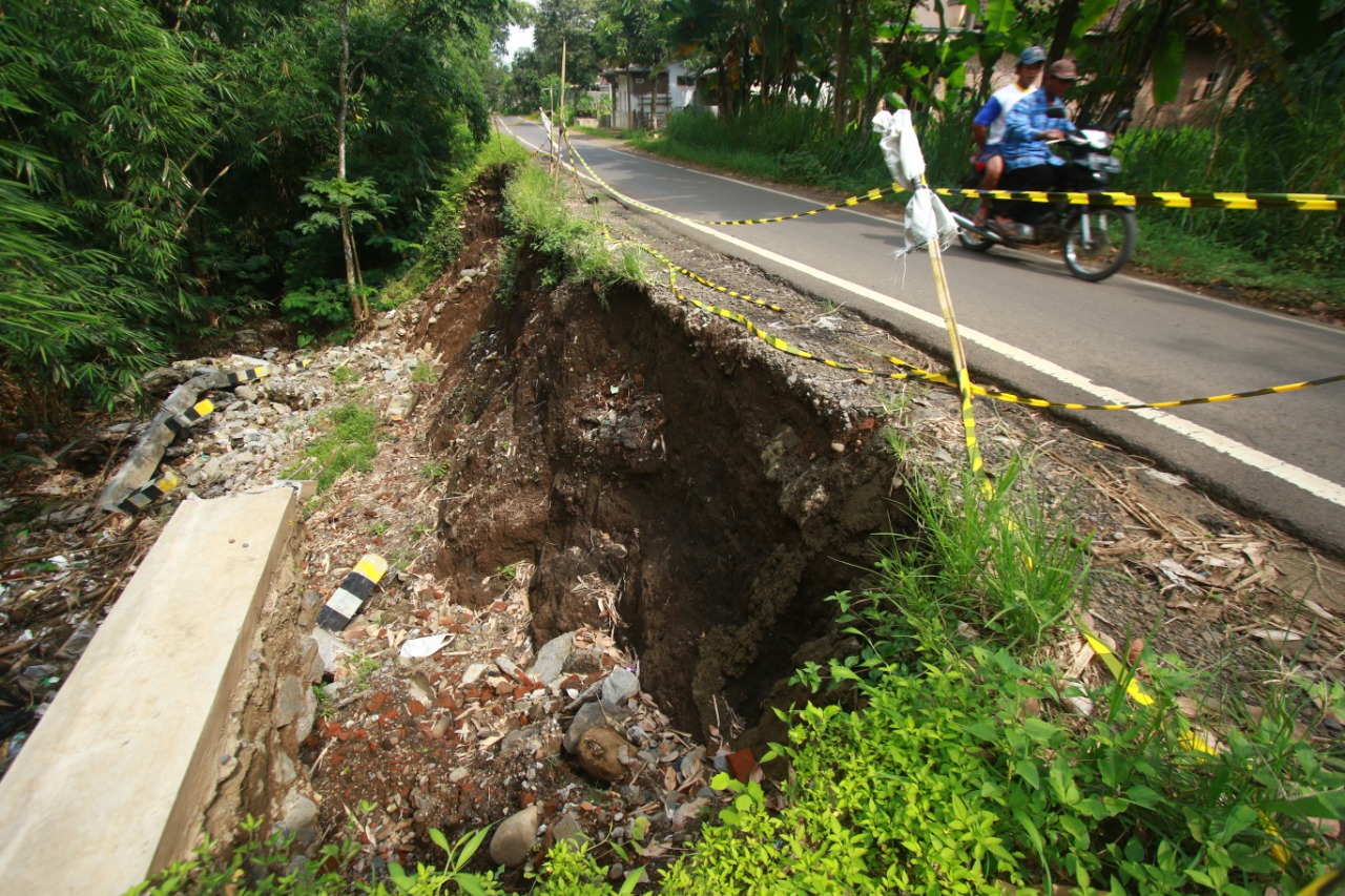 Sejak mengalami longsor 12 Januari lalu, plengsengan sepanjang 20 meter di Desa Kidal, Kecamatan Tumpang ini belum tersentuh perbaikan. (Rubianto/Radar Malang)