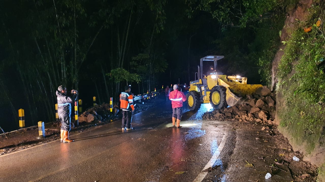 Pembersihan material longsor di Payung Kota Batu (BPBD Kota Batu / ist)