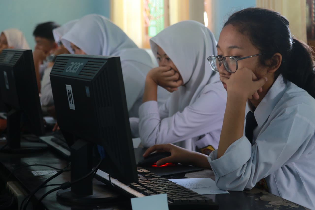 Ilustrasi siswa SMP tengah mengikuti ujian tahun lalu. (Laoh Mahfud/Radar Malang)