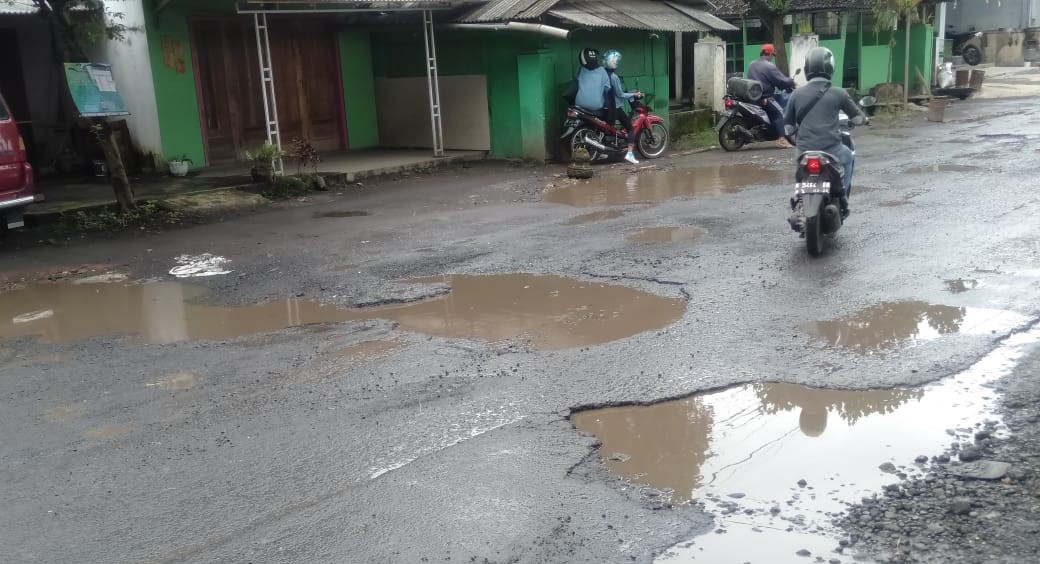Kondisi jalan rusak di keca,matan Pagelaran yang sudah membuat celaka banyak pengendara. (istimewa)