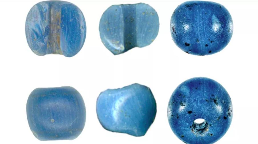 Manik-manik seukuran blueberry ini kemungkinan besar dibuat di Venesia pada abad ke-15. (source: live science)